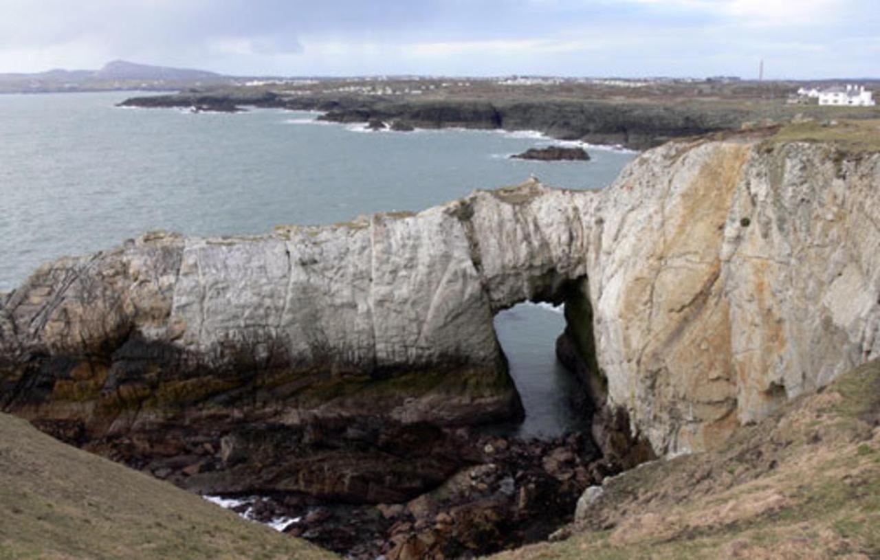 Charming 2 Bed House Near Rhoscolyn Discounts For Villa Holyhead Bagian luar foto